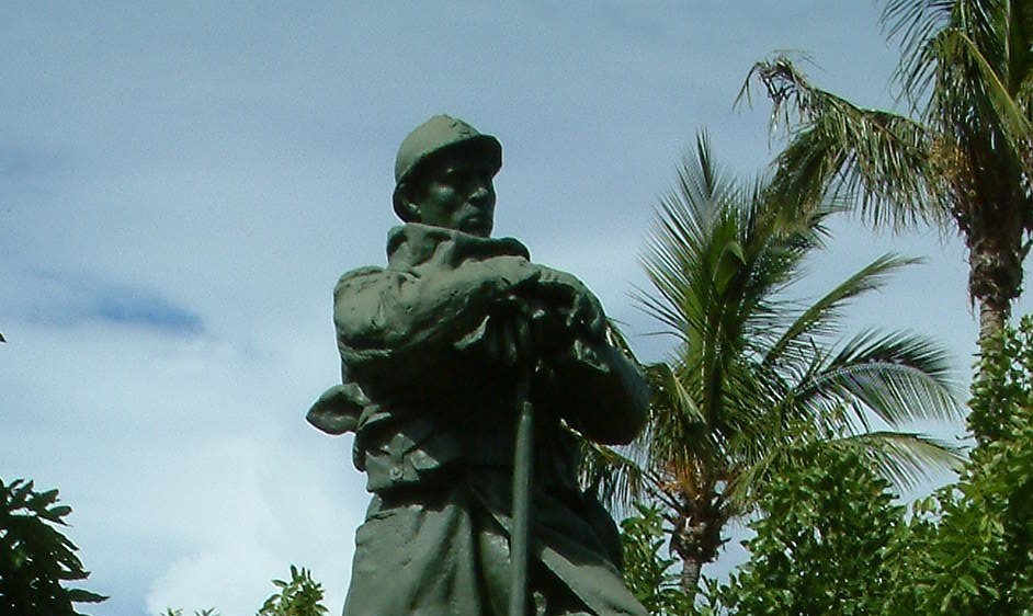 Jardin de l'Hôtel de Ville - Monuments aux morts "Le Poilu"