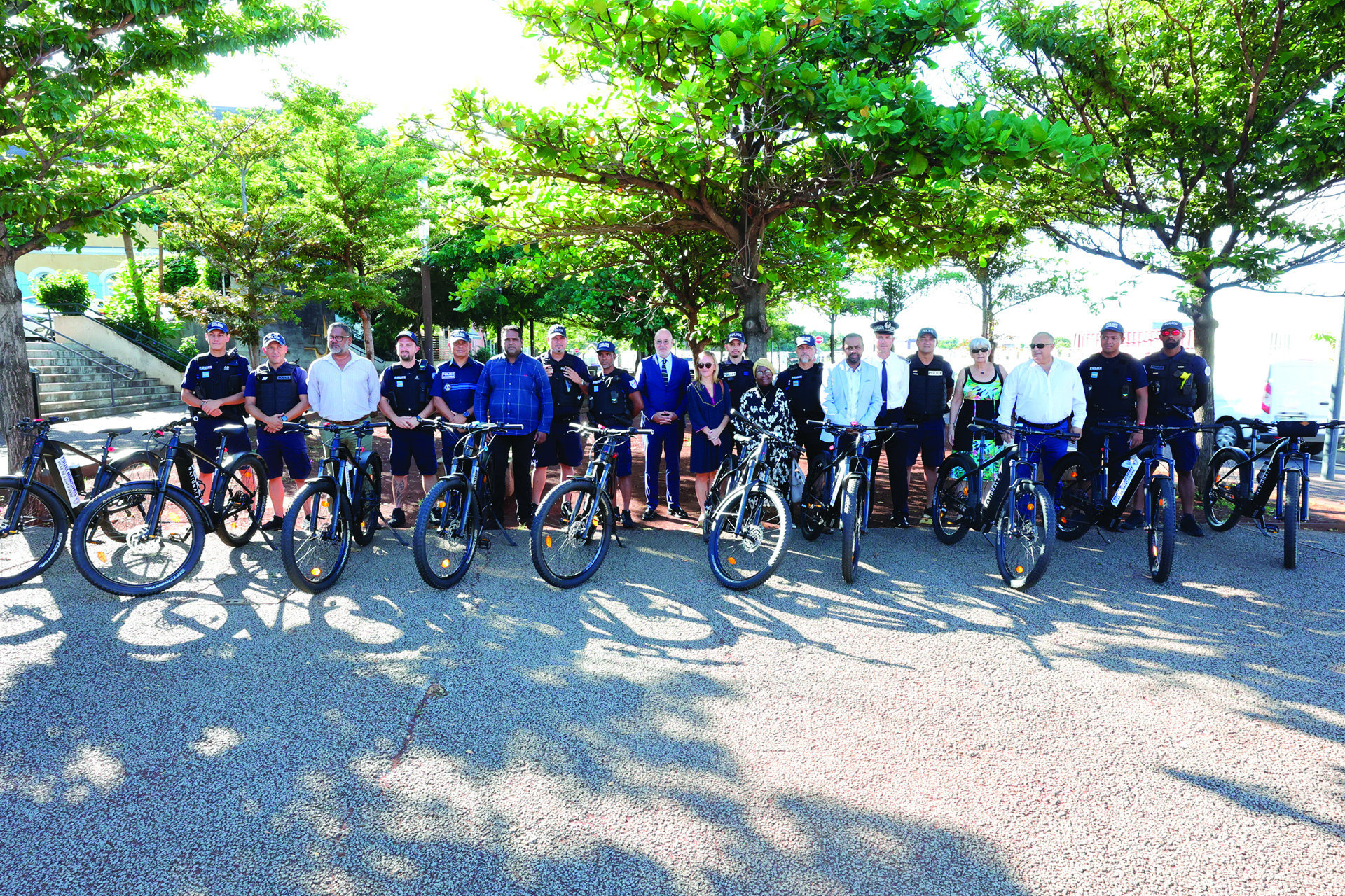 Les élus et institutionnels en présence des policiers pour la remise des vélos