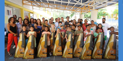 Six cordes au bout des doigts, une guitare pour apprendre et s’épanouir