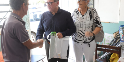 Distribution de kit anti-moustiques afin de lutter contre le chikungunya.